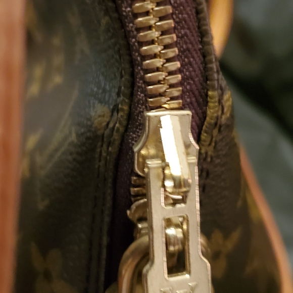 LOUIS VUITTON HANDBAG - Picture 4 of 17